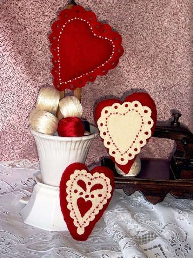 Picture of Lacey Heart Trio - Wool Applique Complete Kit