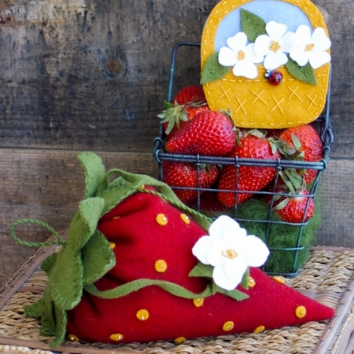 BIG FAT Strawberry Pin Cushion Set - Wool Applique Pattern